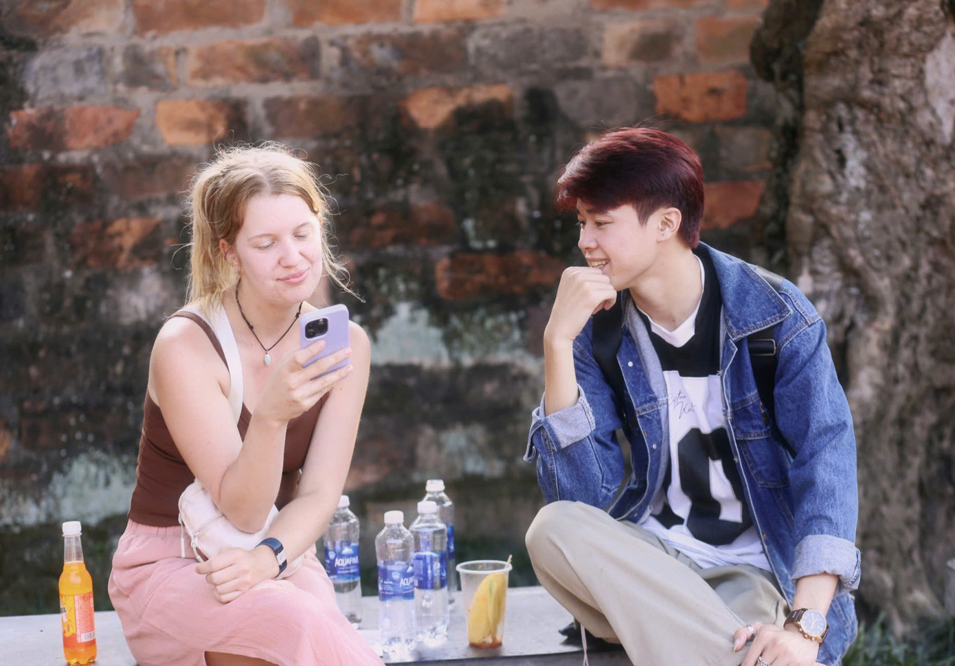 Nguyễn Phúc Nhương trau dồi vốn tiếng Anh bằng việc thường xuyên nói chuyện với du khách nước ngoài. Nguyễn Phúc Nhương trau dồi vốn tiếng Anh bằng việc thường xuyên nói chuyện với du khách nước ngoài.