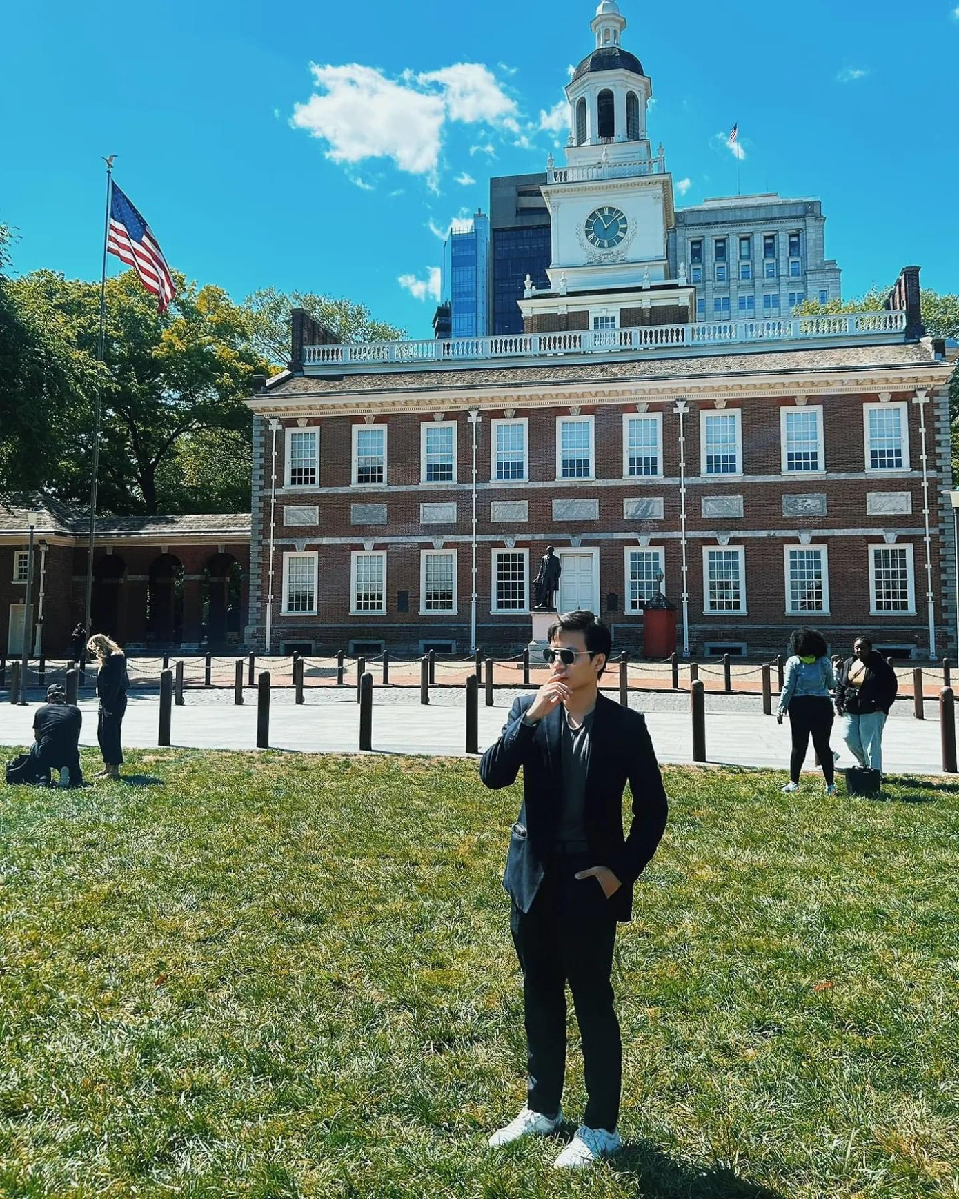 Đêm giao thừa, anh đã cùng các cộng sự đồng sáng lập đang thảo luận triển khai TOTY, một nền tảng xây dựng hình ảnh cho người trẻ Việt.