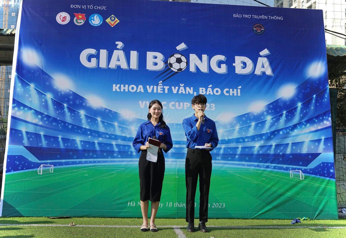 Nam sinh tham gia dẫn chương trình của khoa Viết văn, Báo chí.