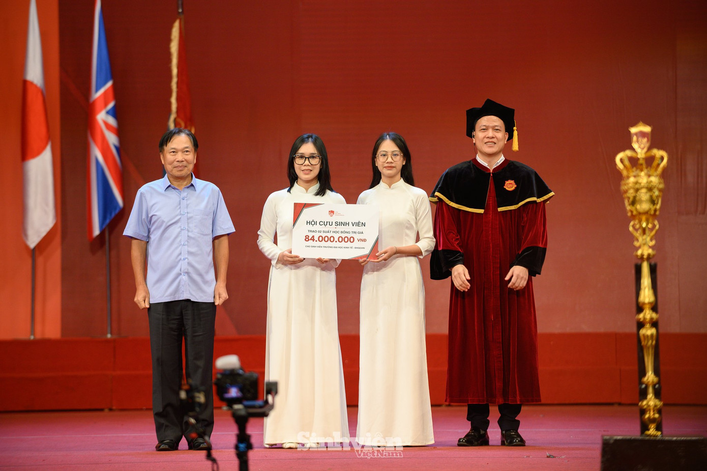 TS Hoàng Khắc Lịch, Phó Hiệu trưởng nhà trường cùng ông Lê Tự Minh – Chủ tịch Hội cựu sinh viên trao học bổng cho 2 sinh viên có hoàn cảnh khó khăn, kết quả học tập tốt.