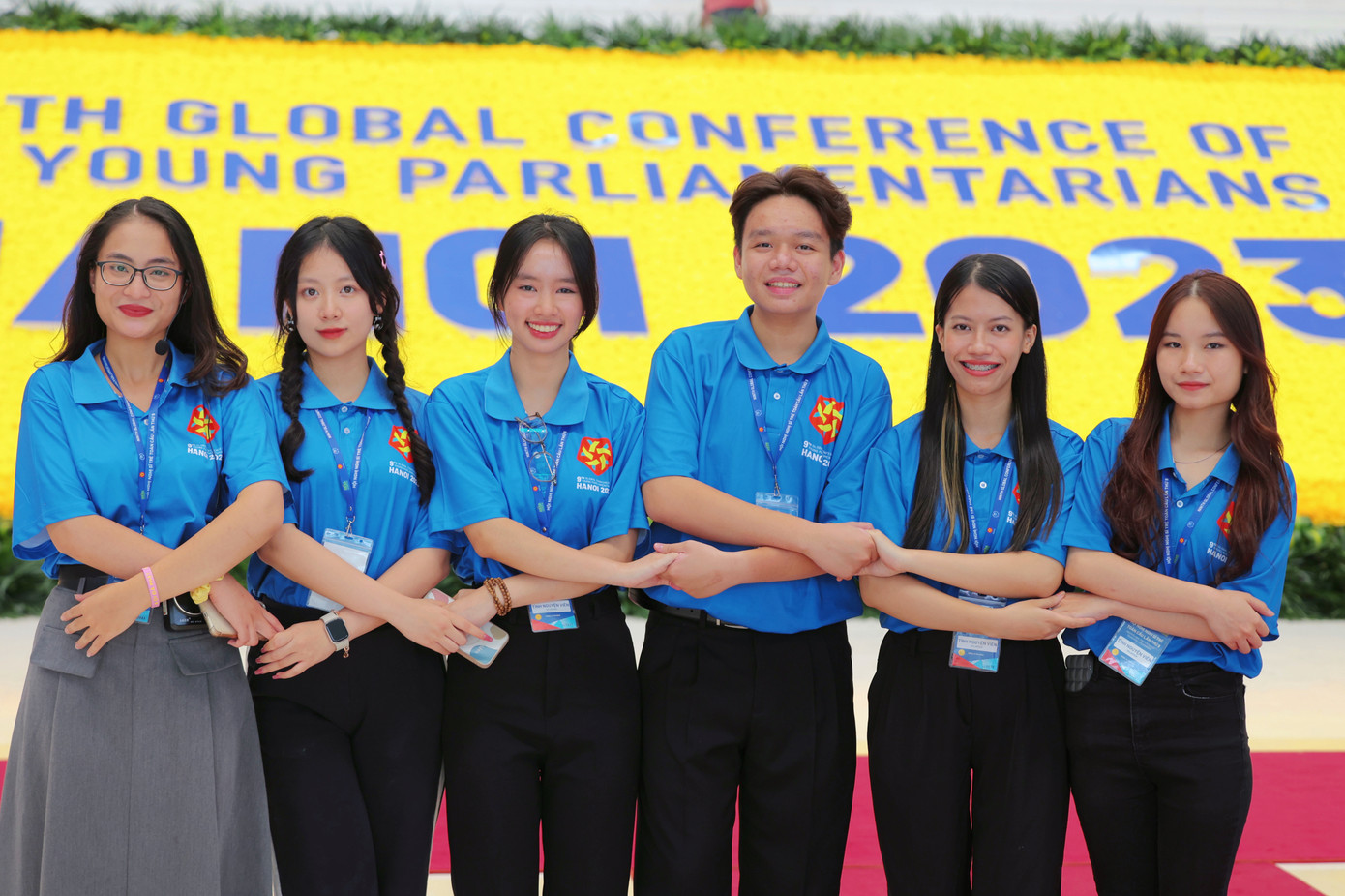 Vương Trần Huệ Minh (vị trí thứ 2 từ trái sang) đã tham gia nhiều sự kiện thực tế để trau dồi khả năng tiếng Anh của mình.