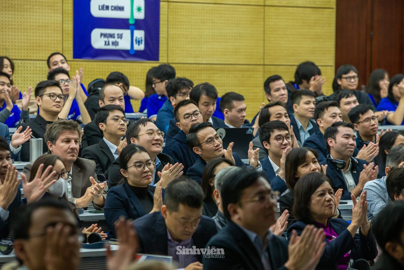 Nhiều cựu sinh viên, học viên của USTH về trường tham dự buổi lễ.