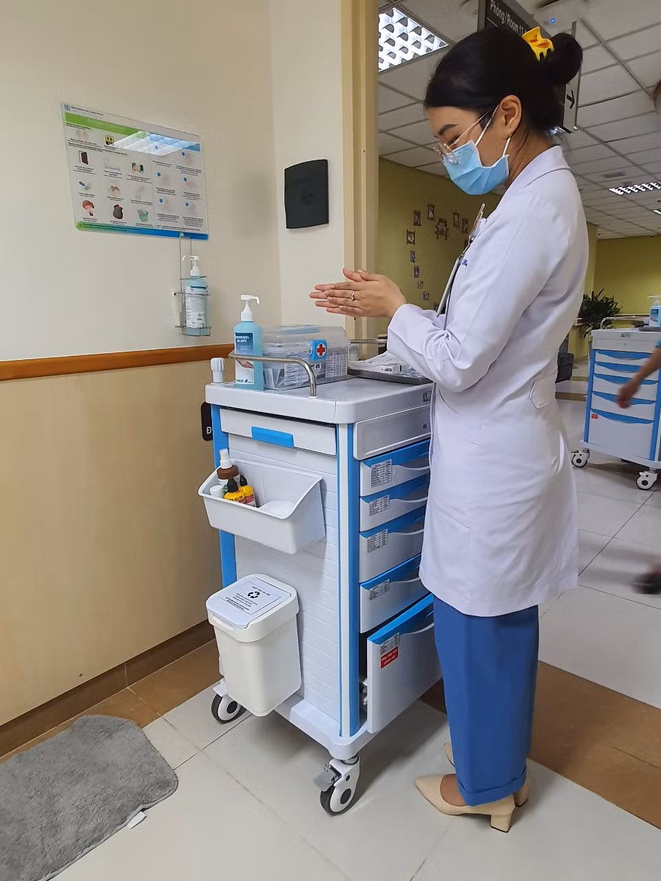 Nữ bác sĩ đối mặt với nhiều khó khăn khi vừa phải đảm bảo công việc dày đặc tại bệnh viện, vừa phải đầu tư cho các bài luận du học.
