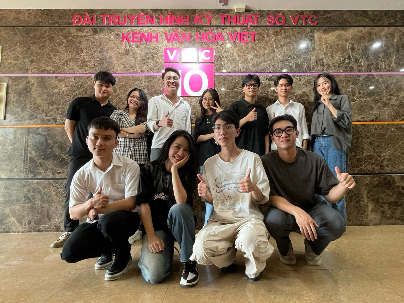 Hiện tại, Trịnh Đại Nghĩa đang là thực tập sinh tại Đài Truyền hình Kỹ thuật số VTC (áo phông trắng hàng đầu). Hiện tại, Trịnh Đại Nghĩa đang là thực tập sinh tại Đài Truyền hình Kỹ thuật số VTC (áo phông trắng hàng đầu).