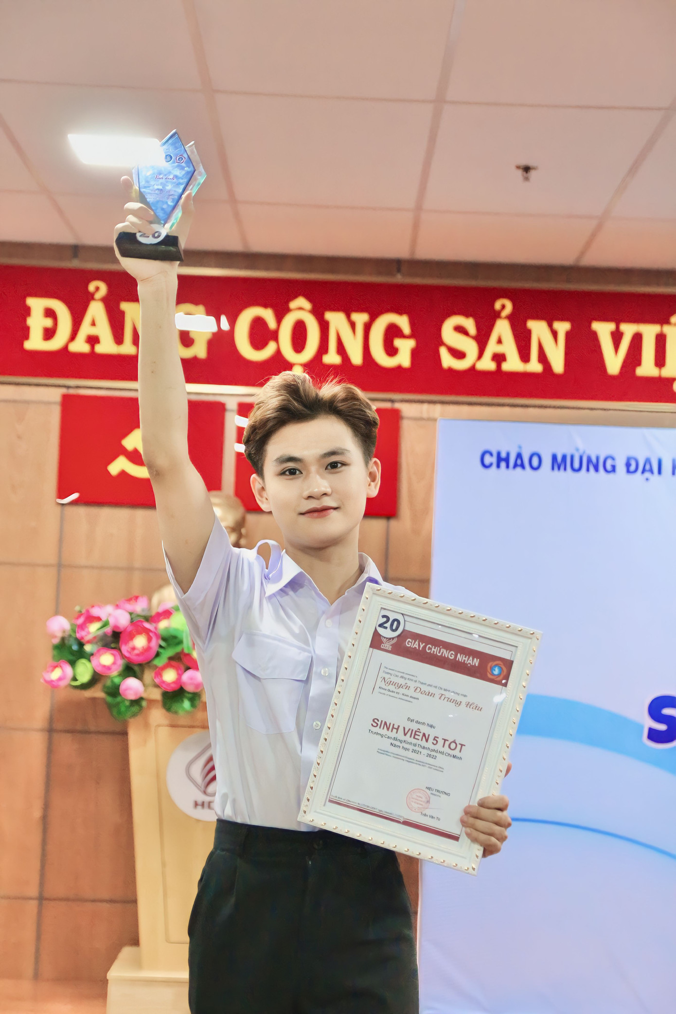 Đạt danh hiệu "Sinh viên 5 Tốt" cấp trường trong nhiều năm liền.