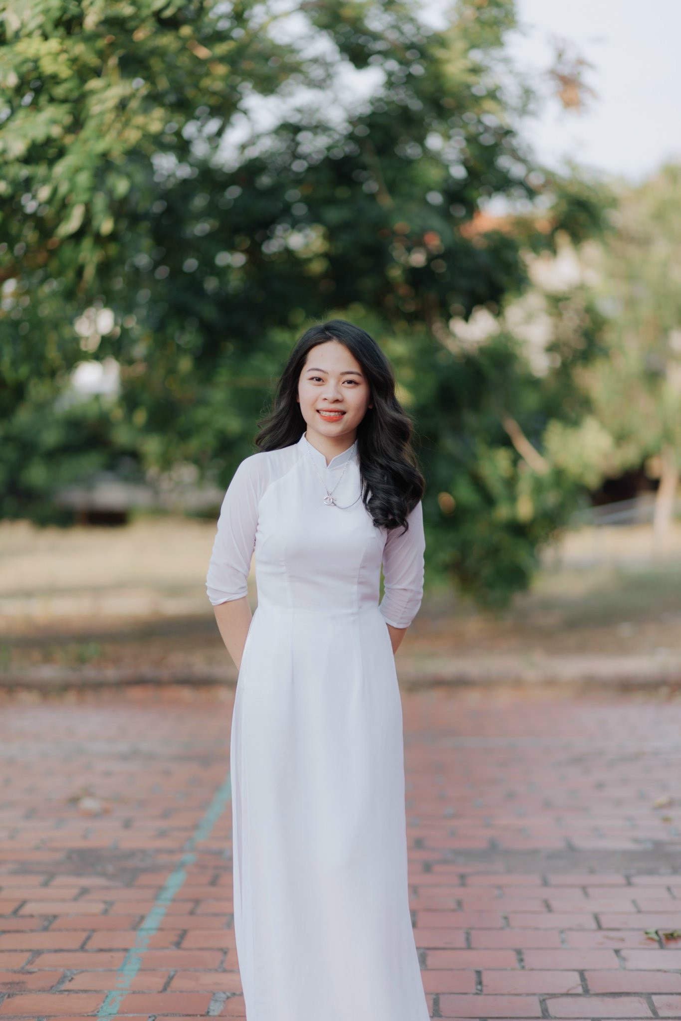 Sau khi tốt nghiệp, Hằng đã dừng lại việc học để đi làm công việc yêu thích. Sau khi tốt nghiệp, Hằng đã dừng lại việc học để đi làm công việc yêu thích.