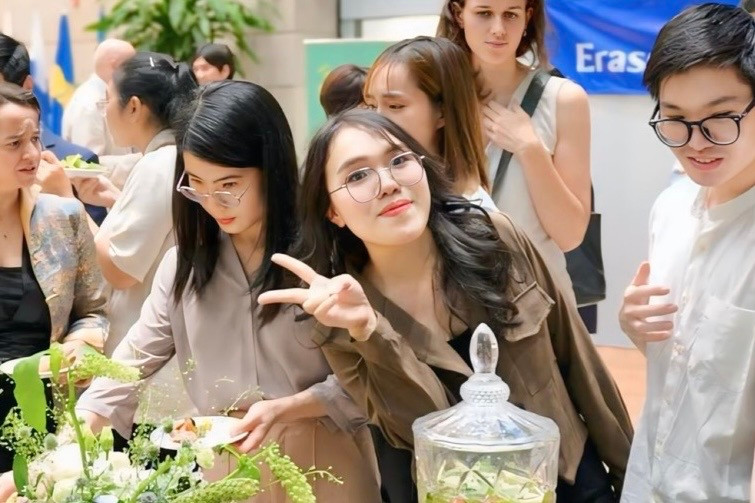 Thảo Nguyên tại tiệc chúc mừng các sinh viên Việt Nam nhận học bổng thạc sĩ Erasmus Mundus 2024 do Phái đoàn EU cùng đại diện các quốc gia thành viên tổ chức Thảo Nguyên tại tiệc chúc mừng các sinh viên Việt Nam nhận học bổng thạc sĩ Erasmus Mundus 2024 do Phái đoàn EU cùng đại diện các quốc gia thành viên tổ chức