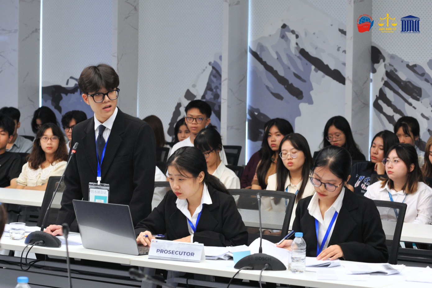 Các thí sinh trình bày phần tranh tụng tại Vòng Chung kết Cuộc thi Diễn án Luật Học viện Ngoại giao 2024.