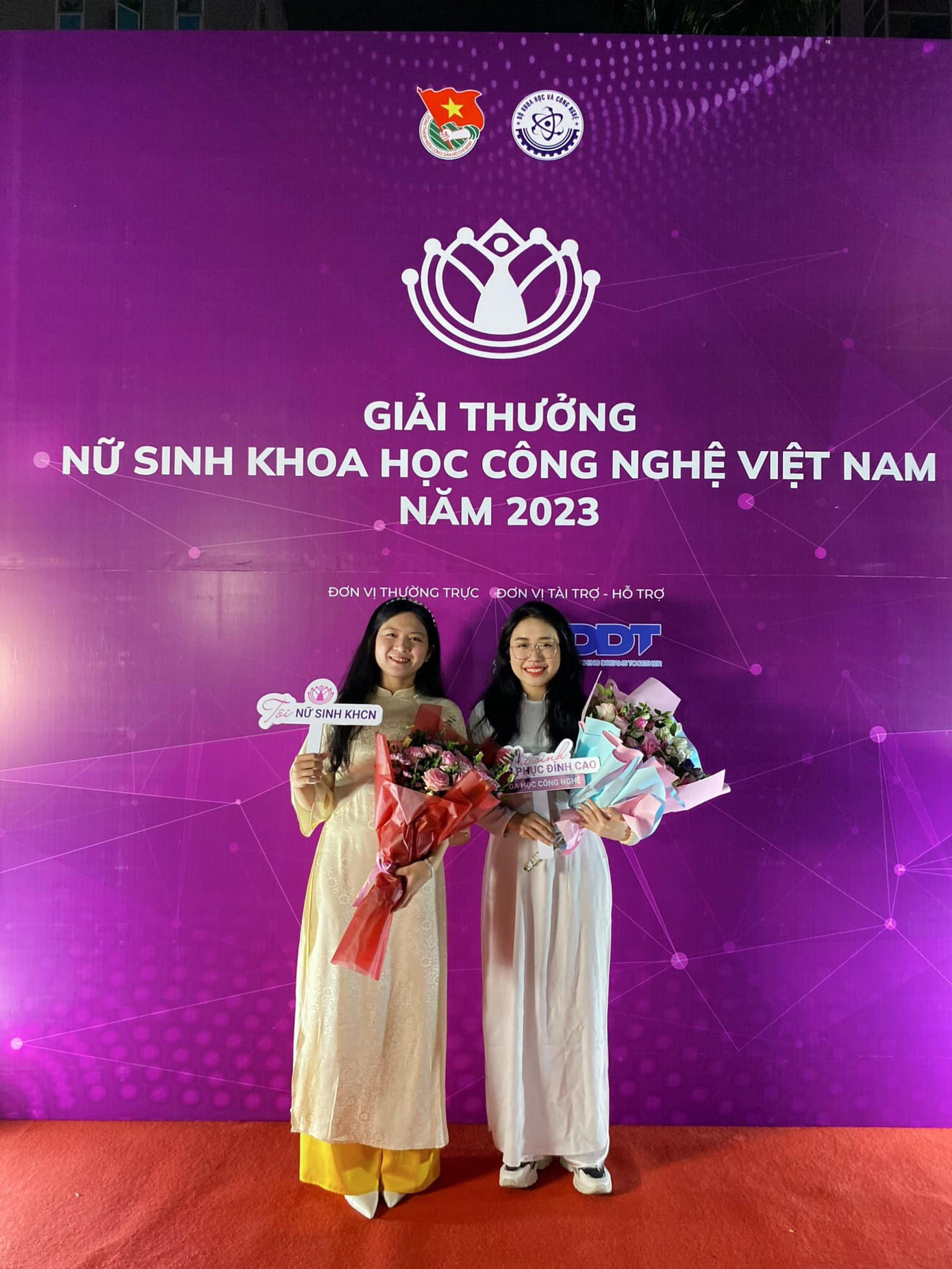 Lê Thị Đức Ngọc vinh dự nhận giải thưởng Nữ sinh khoa học công nghệ Việt Nam năm 2023. Lê Thị Đức Ngọc vinh dự nhận giải thưởng Nữ sinh khoa học công nghệ Việt Nam năm 2023.