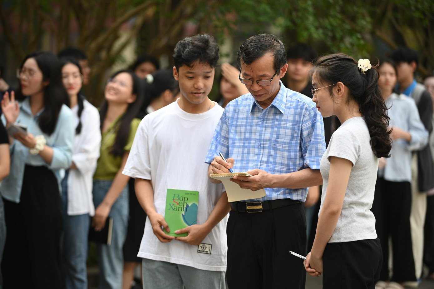 Các bạn sinh viên đã cố gắng chờ để xin chữ ký cùng những lời nhắn nhủ từ Thầy Hiệu trưởng GS.TS Nguyễn Văn Minh.