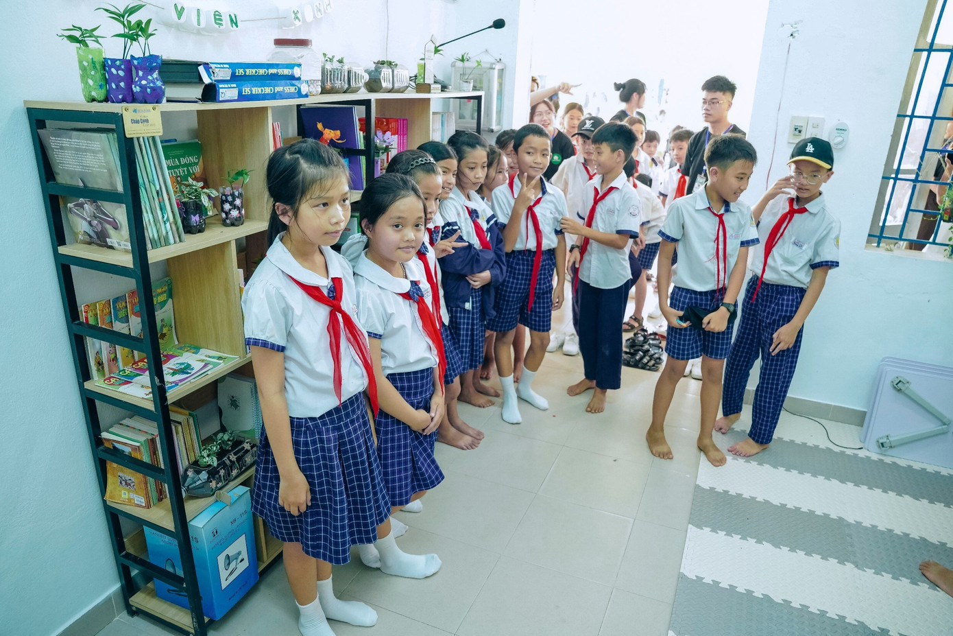 Không gian đọc sách khang trang với nhiều sách mới được dự án hỗ trợ.