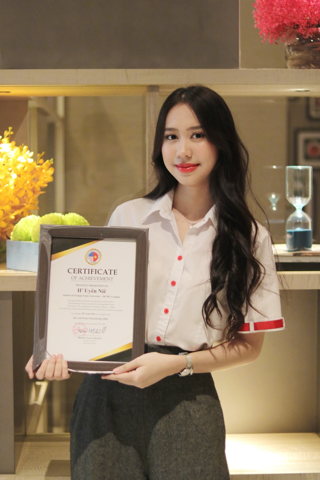 H’ Uyên Niê vinh dự nhận học bổng AmCham 2024, một bước ngoặt quan trọng trên con đường học thuật, mở ra nhiều cơ hội mới để phát triển và đóng góp cho cộng đồng.