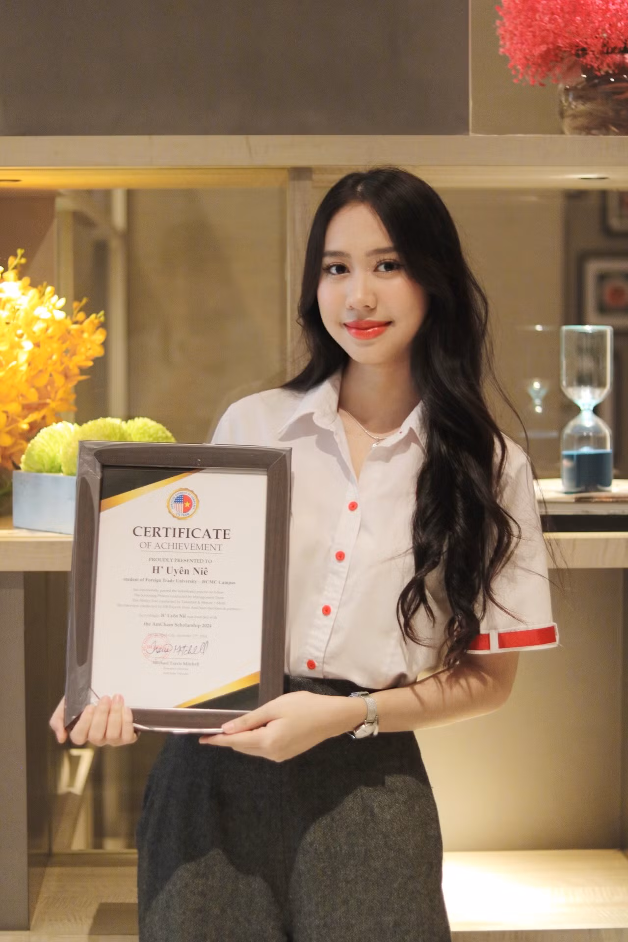H’ Uyên Niê vinh dự nhận học bổng AmCham 2024, một bước ngoặt quan trọng trên con đường học thuật, mở ra nhiều cơ hội mới để phát triển và đóng góp cho cộng đồng.