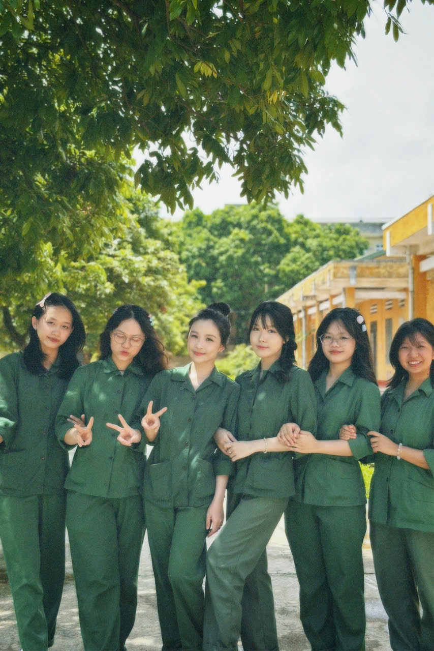 Huyền và những người bạn như trở về những ngày tháng trẻ thơ, vô lo vô nghĩ khi ngồi lại với nhau nơi khu quân sự. Huyền và những người bạn như trở về những ngày tháng trẻ thơ, vô lo vô nghĩ khi ngồi lại với nhau nơi khu quân sự.