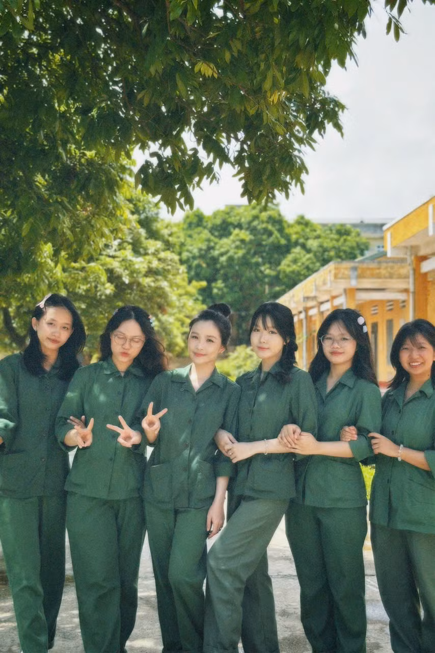 Huyền và những người bạn như trở về những ngày tháng trẻ thơ, vô lo vô nghĩ khi ngồi lại với nhau nơi khu quân sự.
