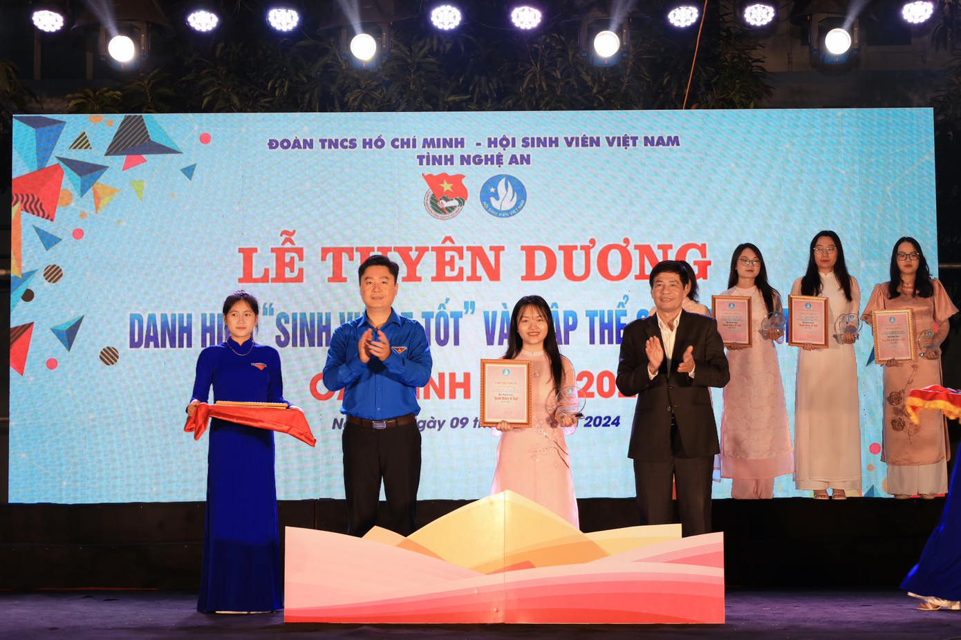 Trang đạt danh hiệu “Sinh viên 5 Tốt” cấp tỉnh năm 2023. Trang đạt danh hiệu “Sinh viên 5 Tốt” cấp tỉnh năm 2023.