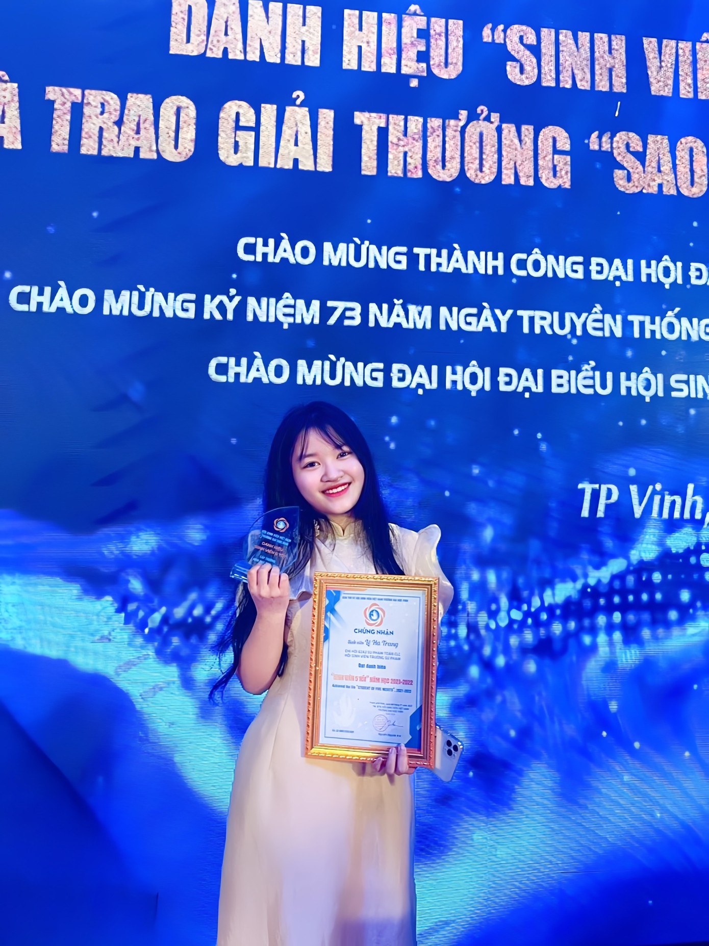 Lê Hà Trang (sinh năm 2003) đang là sinh viên khoa Sư phạm Toán học chất lượng cao, trường Sư phạm, trường Đại học Vinh. Lê Hà Trang (sinh năm 2003) đang là sinh viên khoa Sư phạm Toán học chất lượng cao, trường Sư phạm, trường Đại học Vinh.