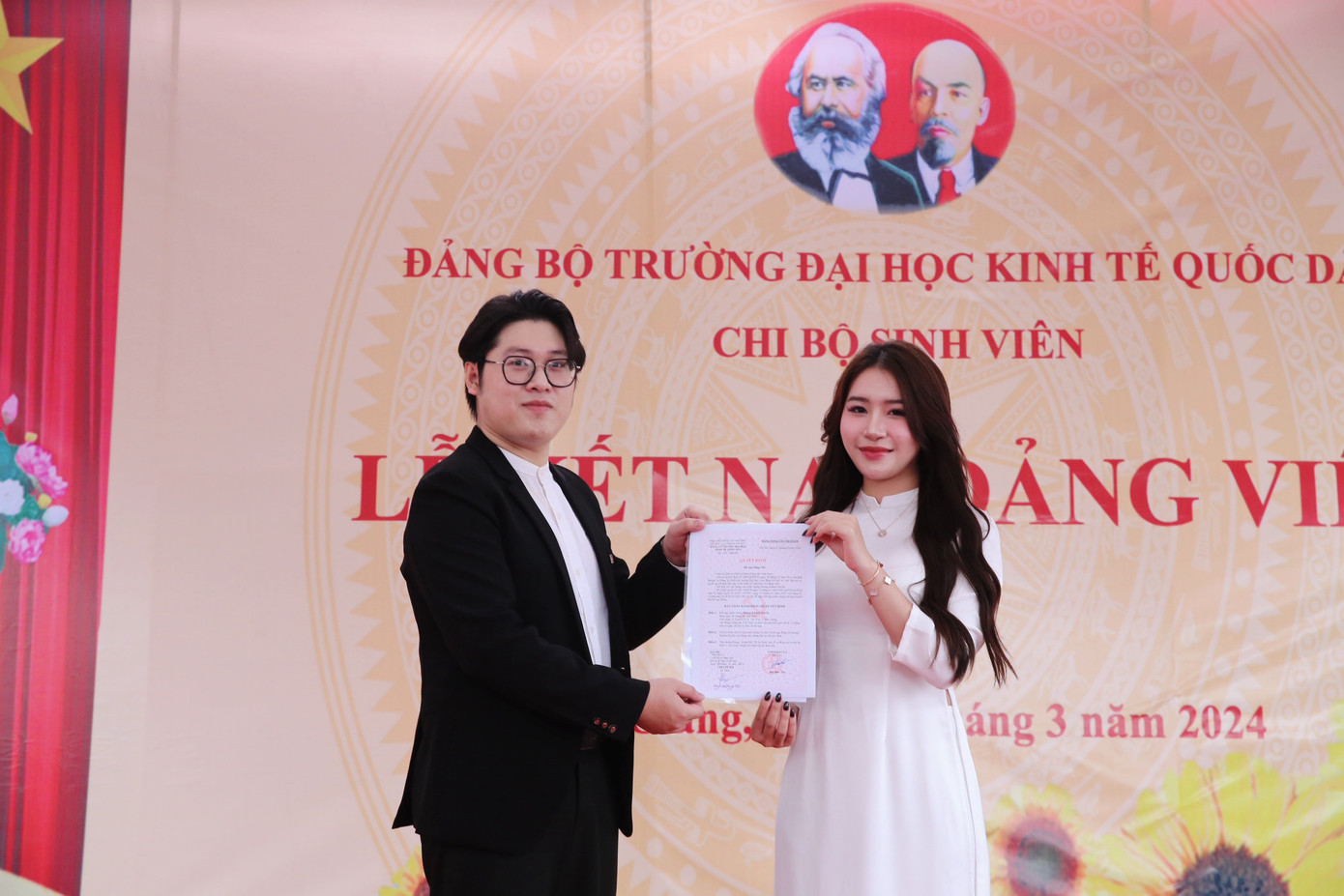 Khánh Huyền trong lễ kết nạp Đảng viên Trường Đại học Kinh tế Quốc dân. Khánh Huyền trong lễ kết nạp Đảng viên Trường Đại học Kinh tế Quốc dân.