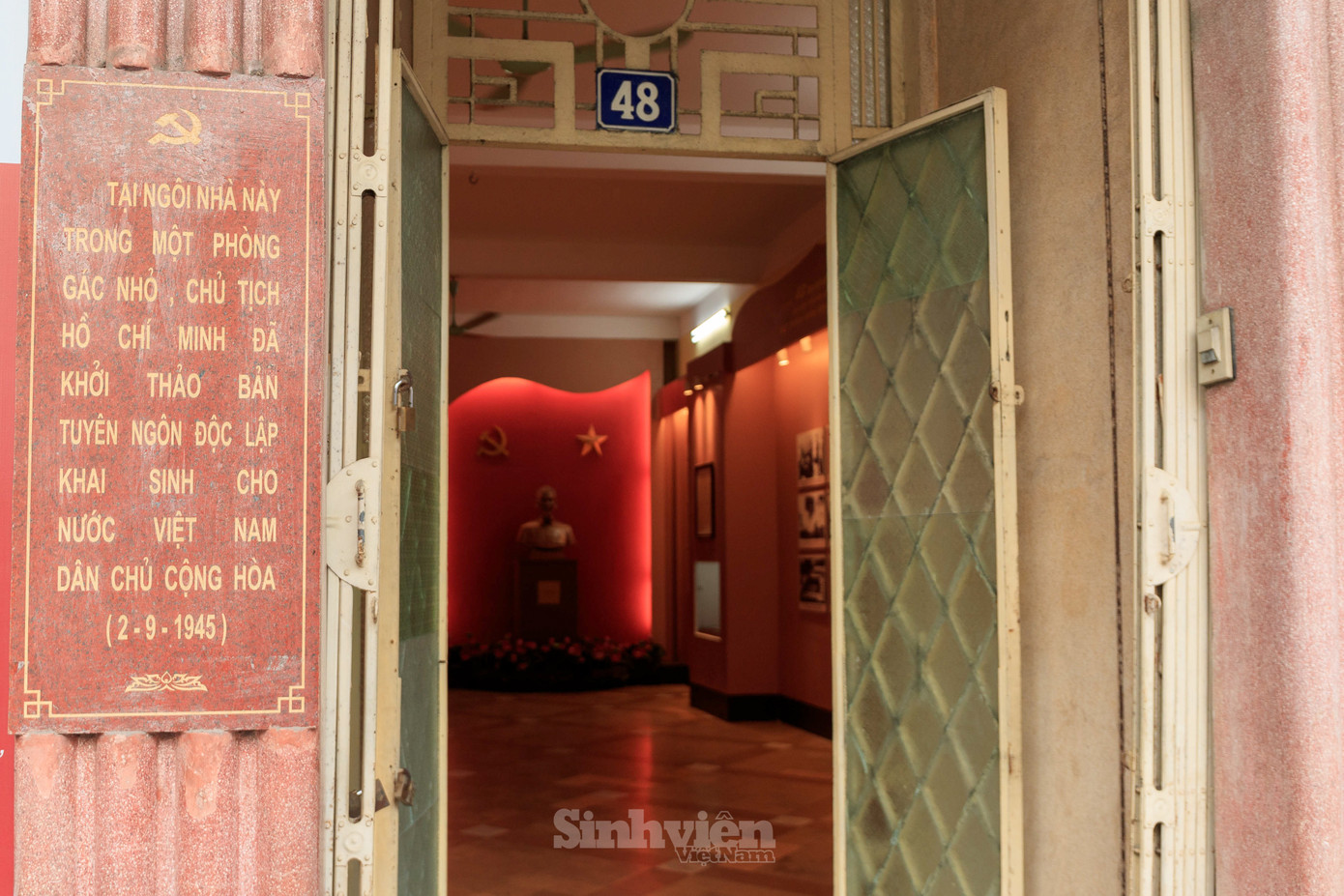 Căn nhà được trang bị cửa sắt kiên cố.