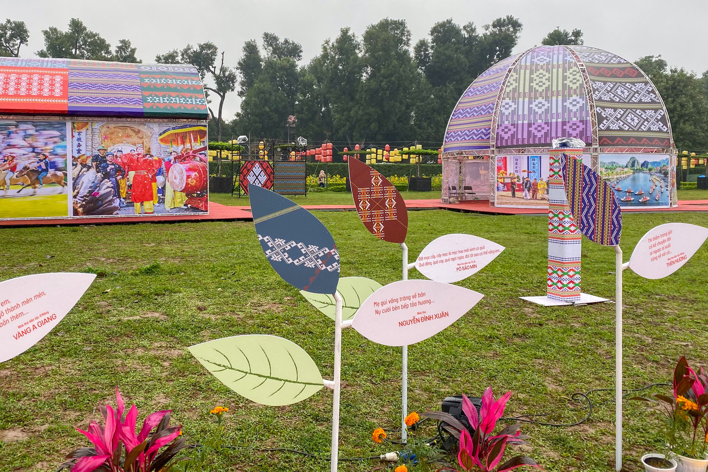 Bước qua cổng thơ là đường thơ được trang trí bằng những mầm lá non cách điệu, với họa tiết trên trang phục của đồng bào các dân tộc Việt Nam.