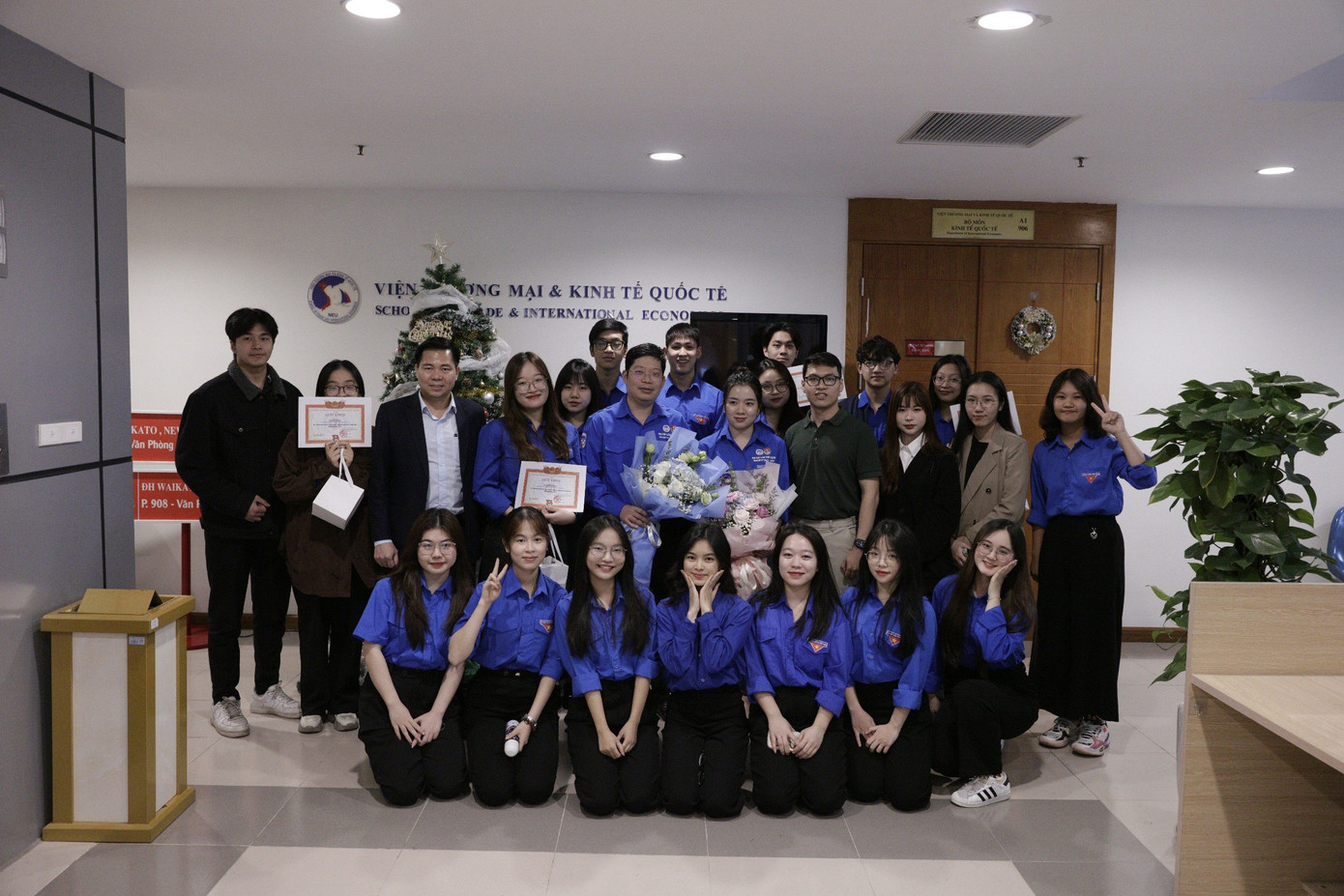 Thu Hà (hàng đầu, thứ hai từ trái qua) cùng Ban Chấp hành Liên chi Đoàn nhiệm kỳ 2022-2024.