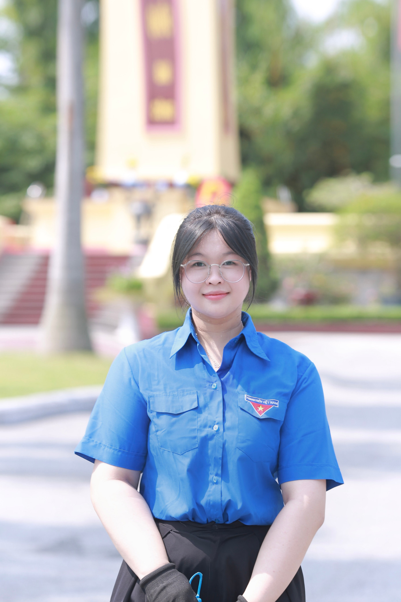 Bế Ngọc Trâm (sinh năm 2002), quê Cao Bằng, là sinh viên song ngành Trường Đại học Kinh tế Quốc dân, chuyên ngành Quan hệ công chúng (Khoa Marketing) và Quản lý công. Bế Ngọc Trâm (sinh năm 2002), quê Cao Bằng, là sinh viên song ngành Trường Đại học Kinh tế Quốc dân, chuyên ngành Quan hệ công chúng (Khoa Marketing) và Quản lý công.