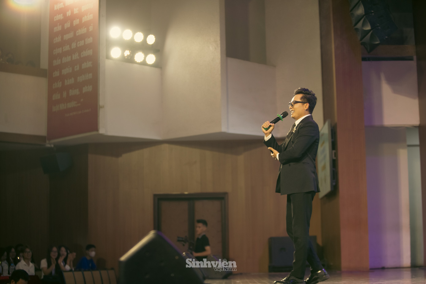 Ca sĩ Xuân Đức hát live sáng tác mới nhất Người bận lòng Người vô tình, ngay trước giờ anh phát hành sản phẩm chính thức.