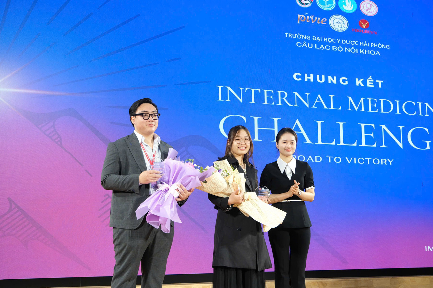 Vân Anh cùng công ty Pivie tài trợ cho sự kiện tại Trường ĐH Y Dược Hải Phòng.