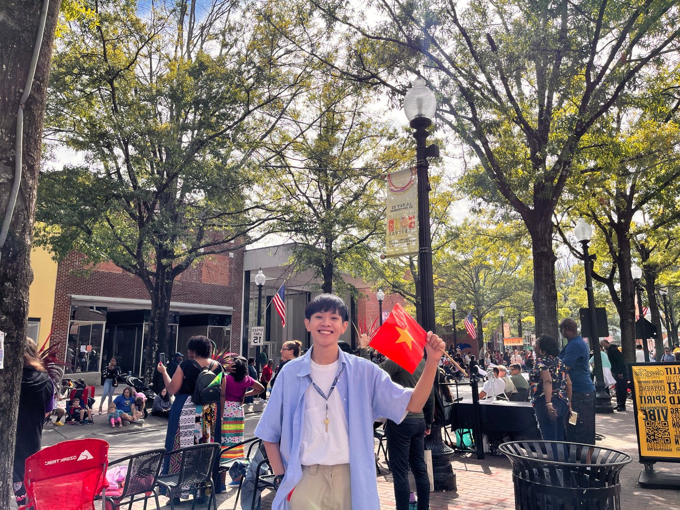 Hoàng Văn Lực hiện là sinh viên khoa Sư phạm tiếng Anh, Trường Đại học Ngoại ngữ - Đại học Quốc gia Hà Nội. Hoàng Văn Lực hiện là sinh viên khoa Sư phạm tiếng Anh, Trường Đại học Ngoại ngữ - Đại học Quốc gia Hà Nội.