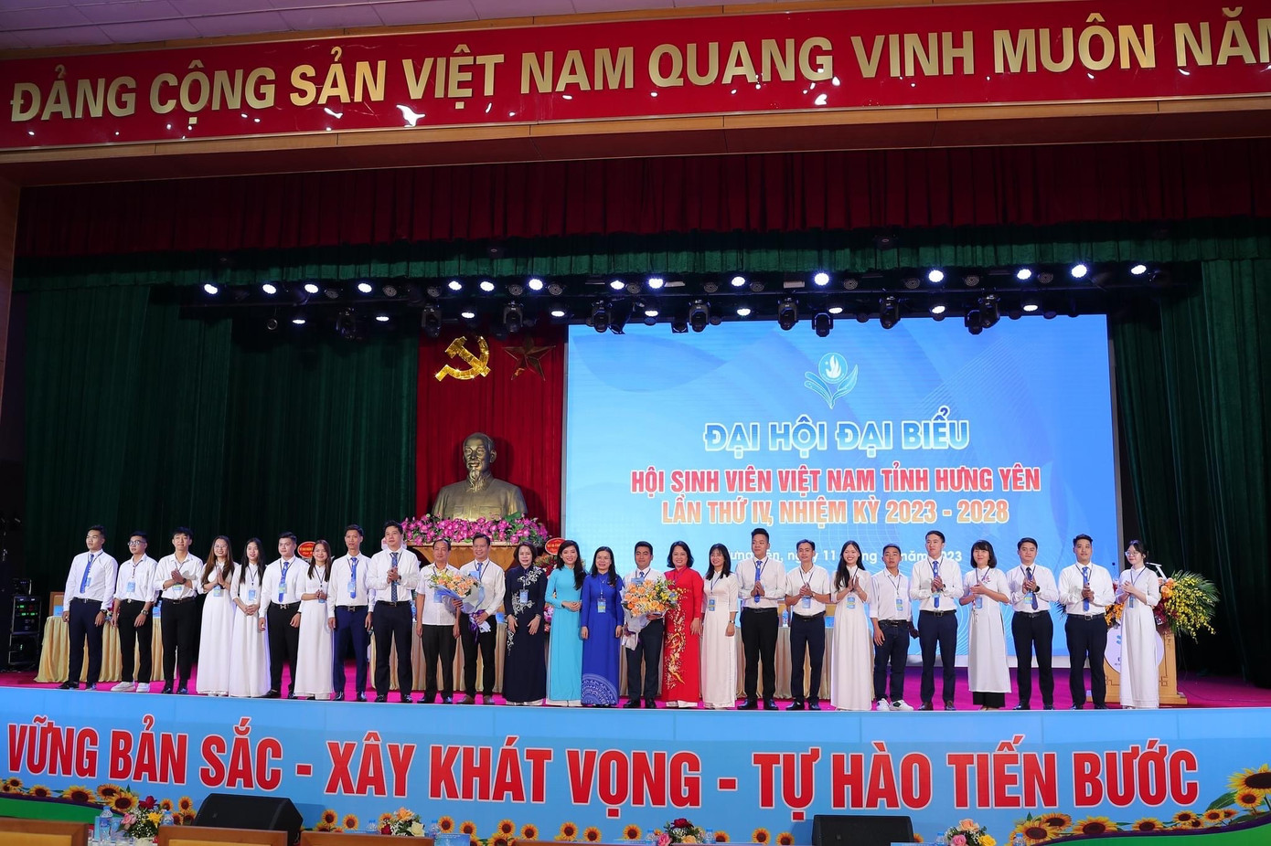 Thành Long là một trong 7 thành viên Đoàn Chủ tịch điều hành phiên Đại hội đại biểu Hội Sinh viên Việt Nam tỉnh Hưng Yên lần thứ IV, nhiệm kỳ 2023-2028. Thành Long là một trong 7 thành viên Đoàn Chủ tịch điều hành phiên Đại hội đại biểu Hội Sinh viên Việt Nam tỉnh Hưng Yên lần thứ IV, nhiệm kỳ 2023-2028.