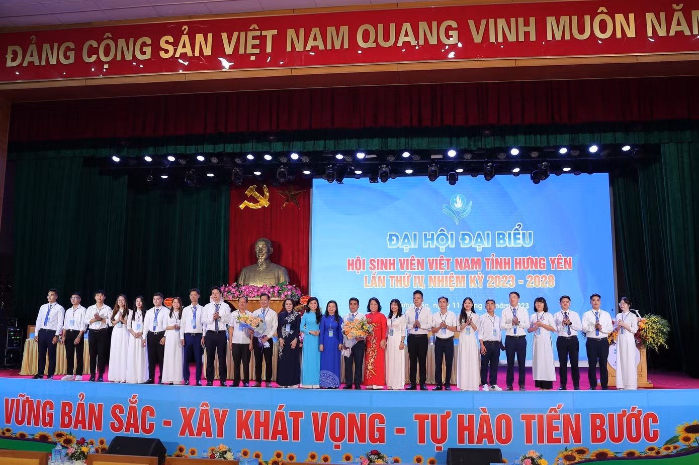 Thành Long là một trong 7 thành viên Đoàn Chủ tịch điều hành phiên Đại hội đại biểu Hội Sinh viên Việt Nam tỉnh Hưng Yên lần thứ IV, nhiệm kỳ 2023-2028.