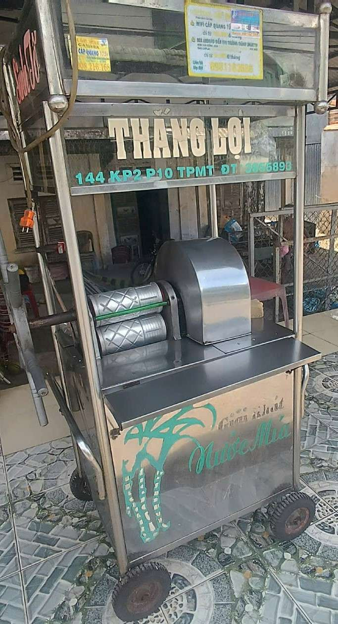 Xe nước mía của mẹ Khoa.