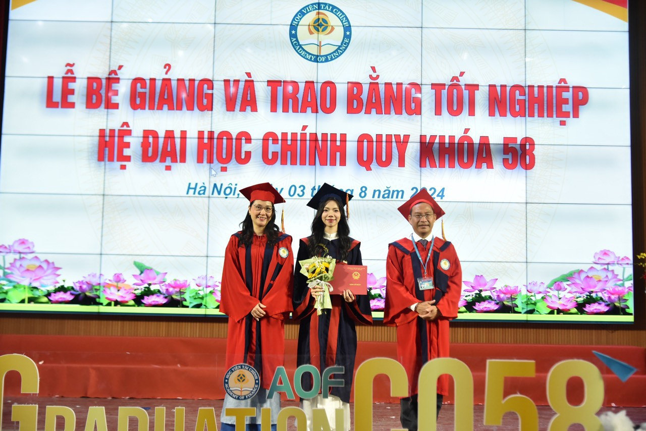 Uyên Trang trong buổi lễ tốt nghiệp.