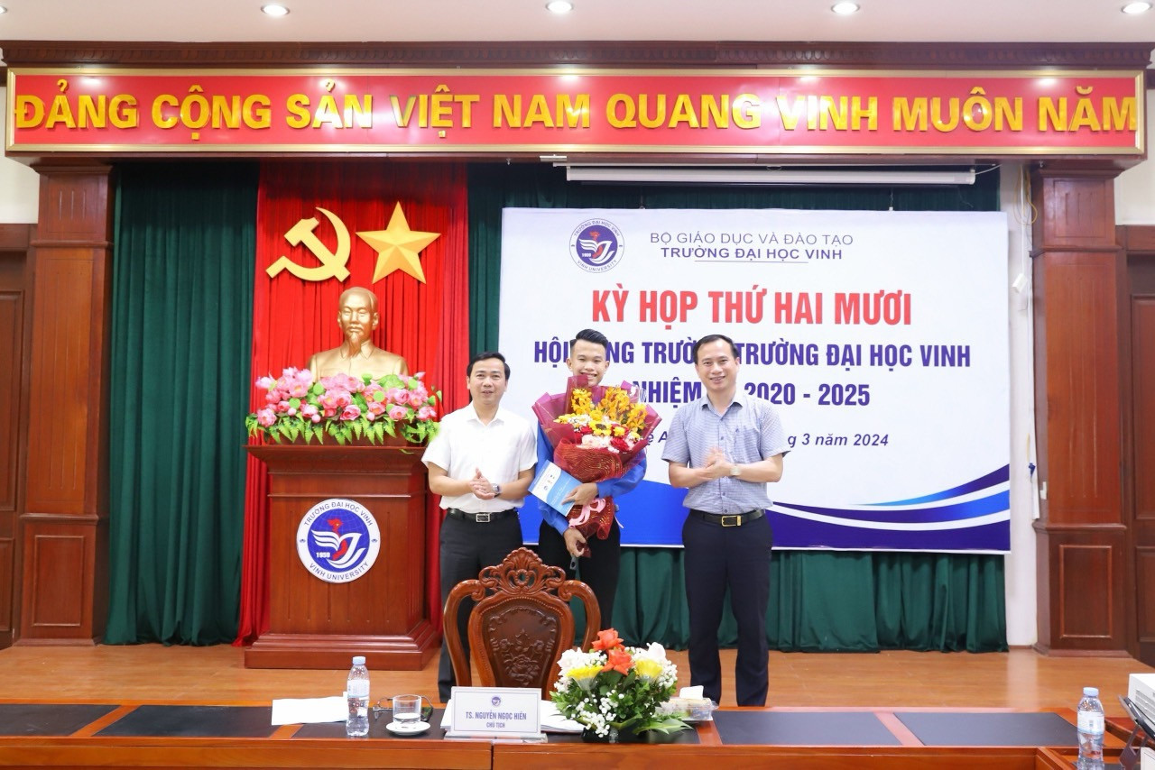 Lộc được TS. Nguyễn Ngọc Hiền - Bí thư Đảng uỷ, Chủ tịch Hội Đồng Trường; và GS. Nguyễn Huy Bằng Hiệu trưởng Trường Đại học Vinh trao Quyết định công nhận thành viên Hội Đồng trường. Lộc được TS. Nguyễn Ngọc Hiền - Bí thư Đảng uỷ, Chủ tịch Hội Đồng Trường; và GS. Nguyễn Huy Bằng Hiệu trưởng Trường Đại học Vinh trao Quyết định công nhận thành viên Hội Đồng trường.