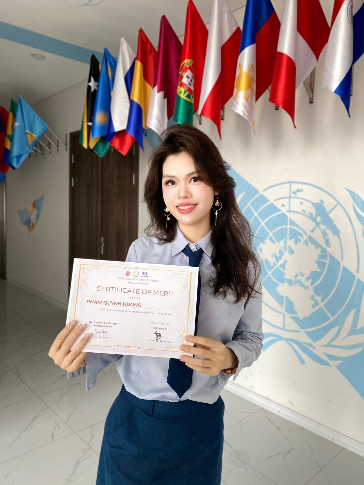 Quỳnh Hương nhận Học bổng Raymond E. Reamey dành cho sinh viên có năng lực học tập và khả năng tiếng Anh xuất sắc. Quỳnh Hương nhận Học bổng Raymond E. Reamey dành cho sinh viên có năng lực học tập và khả năng tiếng Anh xuất sắc.