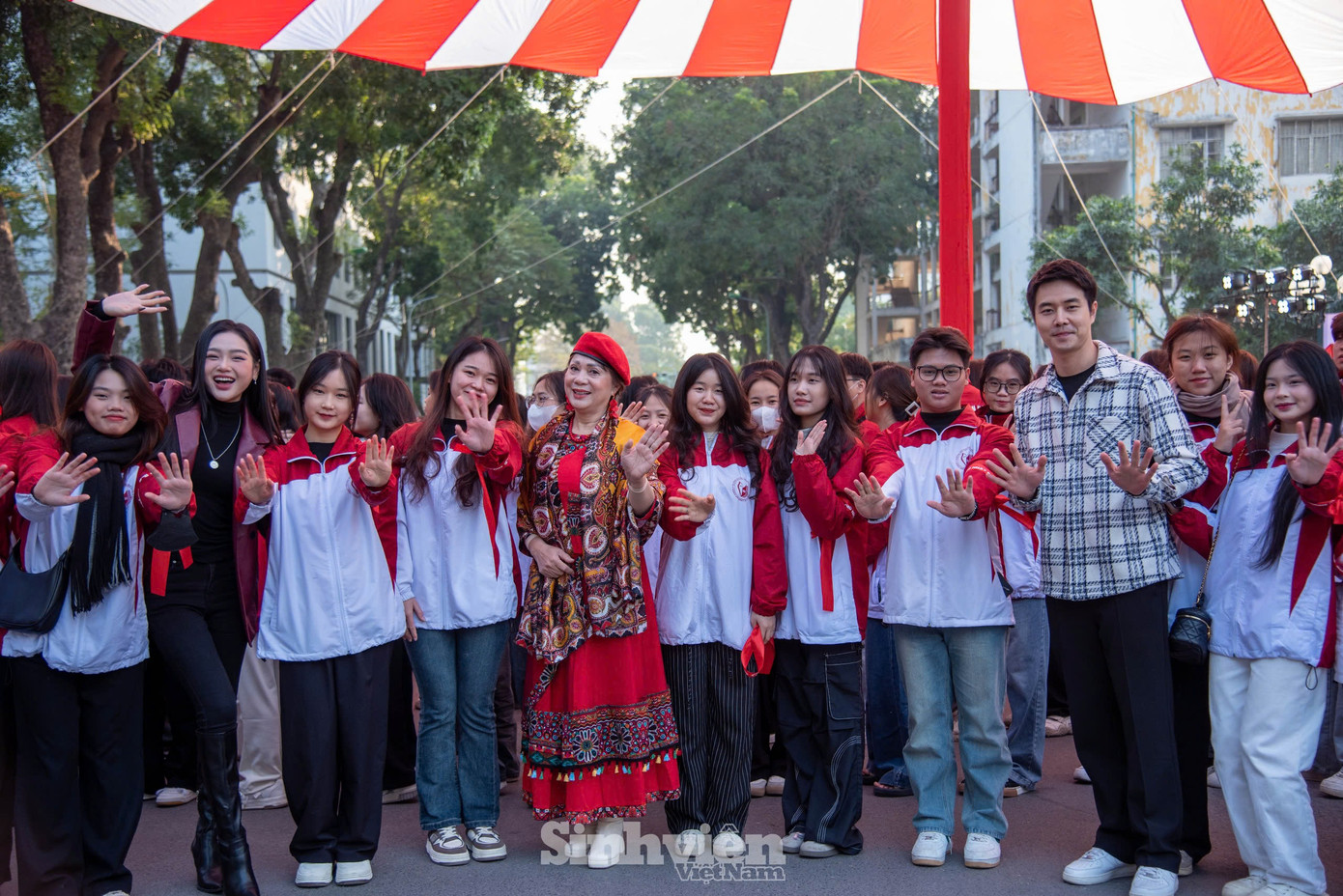 Là một người trẻ, Đức Hiếu ý thức được vai trò và trách nhiệm của mình đối với cộng đồng. Anh đã cùng nữ diễn viên Cù Thị Trà và NSND Hương Dung truyền cảm hứng đến các sinh viên Trường Đại học Văn hoá Hà Nội.