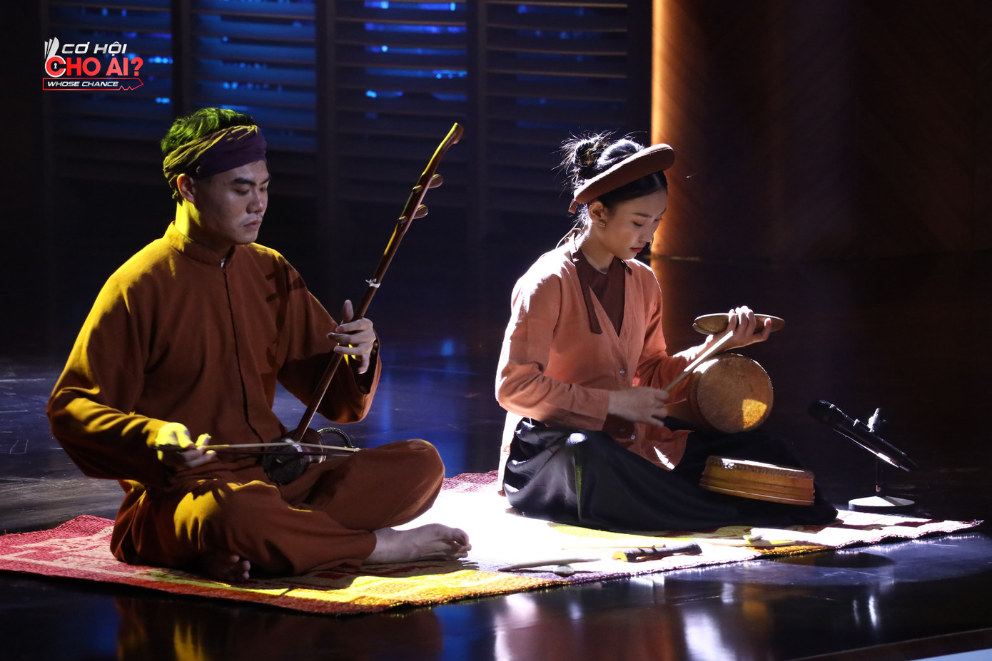 Nguyễn Thị Huyền thể hiện phần tài năng Hát Xẩm và nhạc cụ trong Chương trình cơ hội cho ai mùa 5.