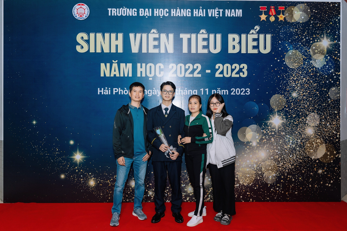 Huy và gia đình tại lễ tuyên dương Sinh viên tiêu biểu năm học 2022-2023 của trường Đại học Hàng hải Việt Nam. Huy và gia đình tại lễ tuyên dương Sinh viên tiêu biểu năm học 2022-2023 của trường Đại học Hàng hải Việt Nam.
