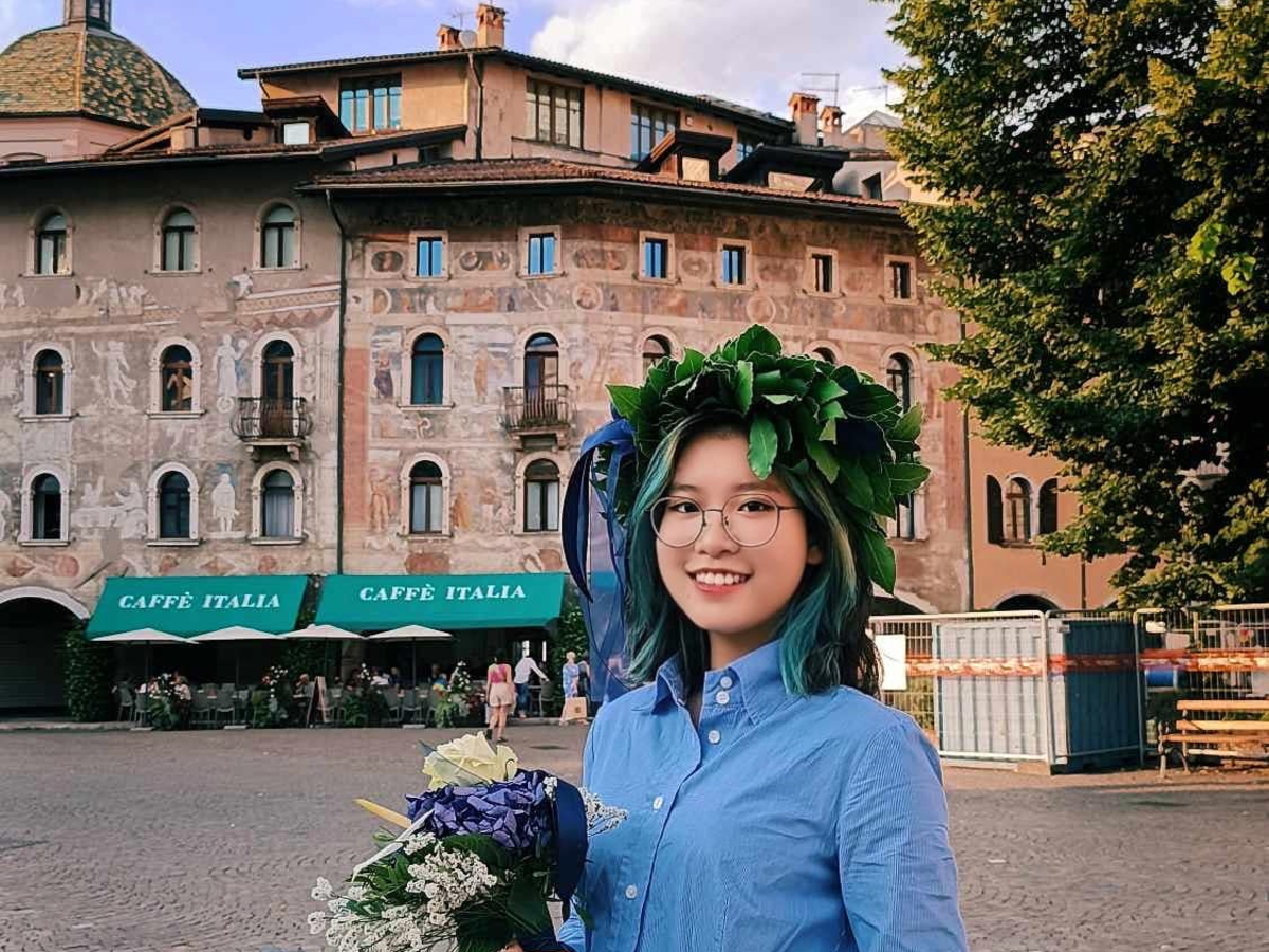 Hoài Thu chụp ảnh kỷ niệm tại Ý nhân dịp tốt nghiệp đại học. Hoài Thu chụp ảnh kỷ niệm tại Ý nhân dịp tốt nghiệp đại học.