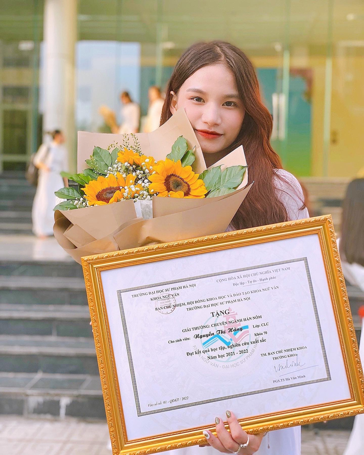 Cô nàng nhận được nhiều khen thưởng và ghi nhận từ khoa, trường.