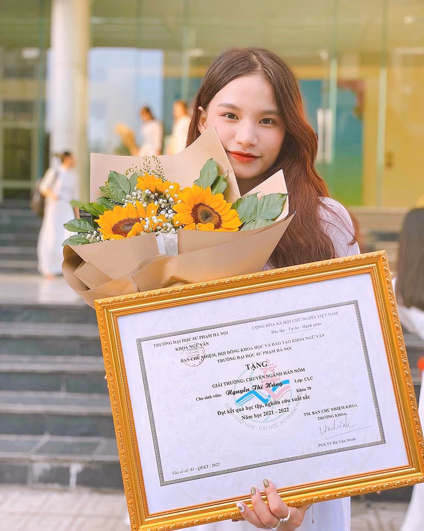 Cô nàng nhận được nhiều khen thưởng và ghi nhận từ khoa, trường.