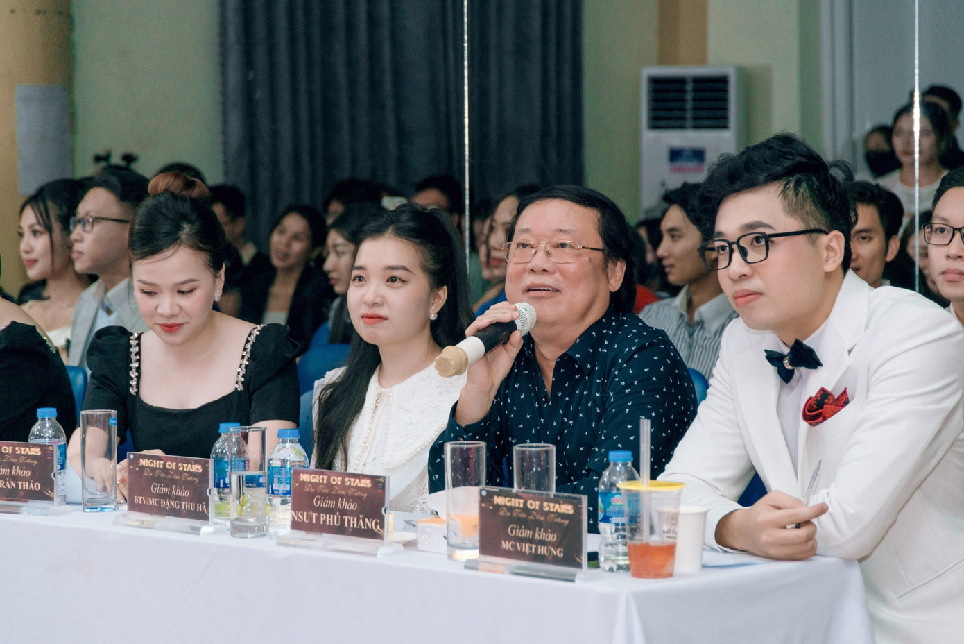 Đội ngũ ban giám khảo là các nghệ sĩ, MC tài năng, chuyên nghiệp có kinh nghiệm làm việc nhiều năm tại các đơn vị báo chí, truyền hình.