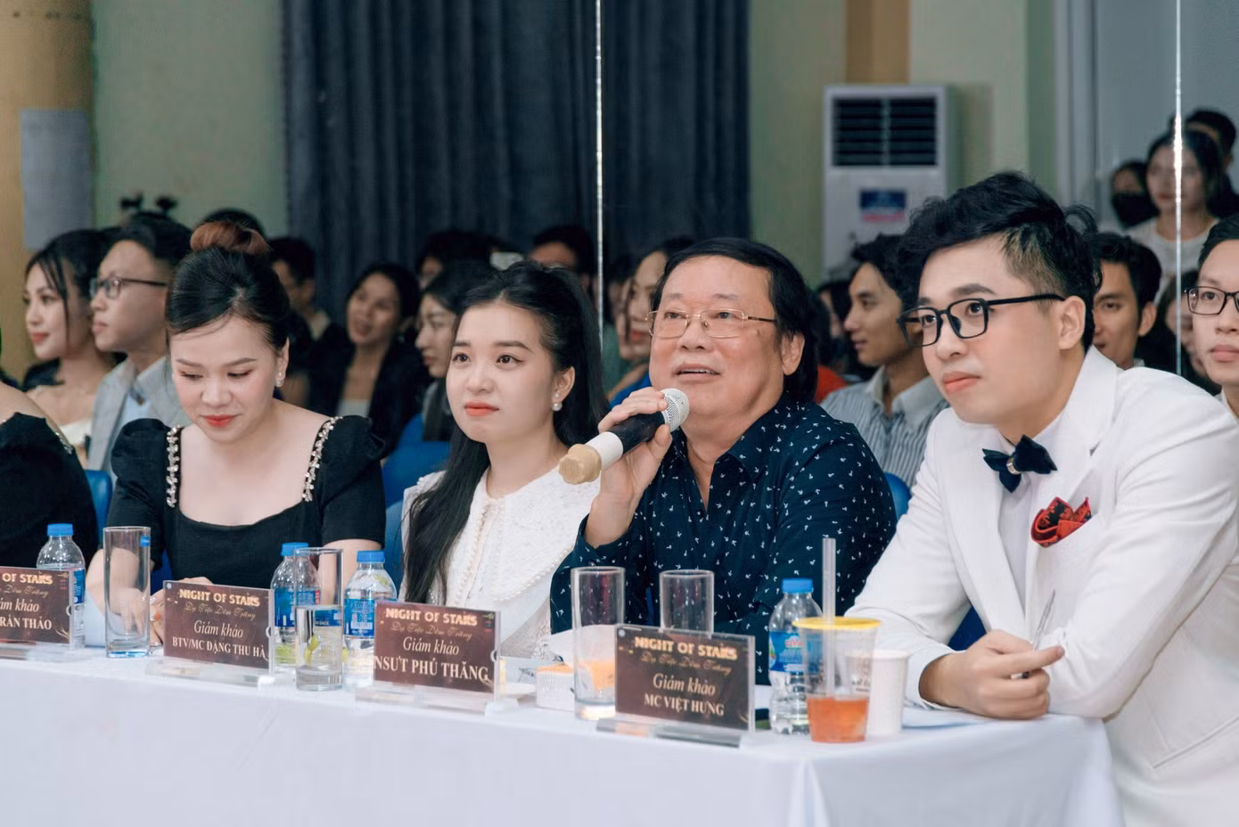 Đội ngũ ban giám khảo là các nghệ sĩ, MC tài năng, chuyên nghiệp có kinh nghiệm làm việc nhiều năm tại các đơn vị báo chí, truyền hình.