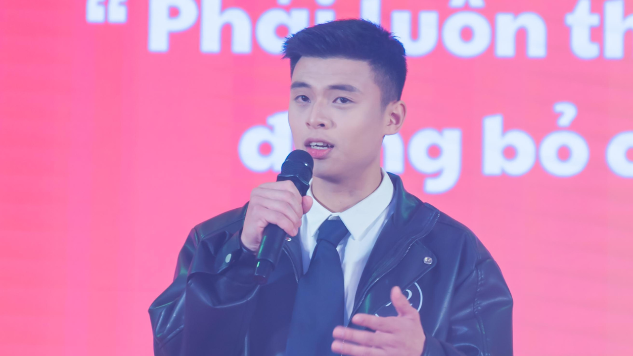 Huy thuyết trình trong phần thi Tài năng của USSH Gralent 2023. Huy thuyết trình trong phần thi Tài năng của USSH Gralent 2023.