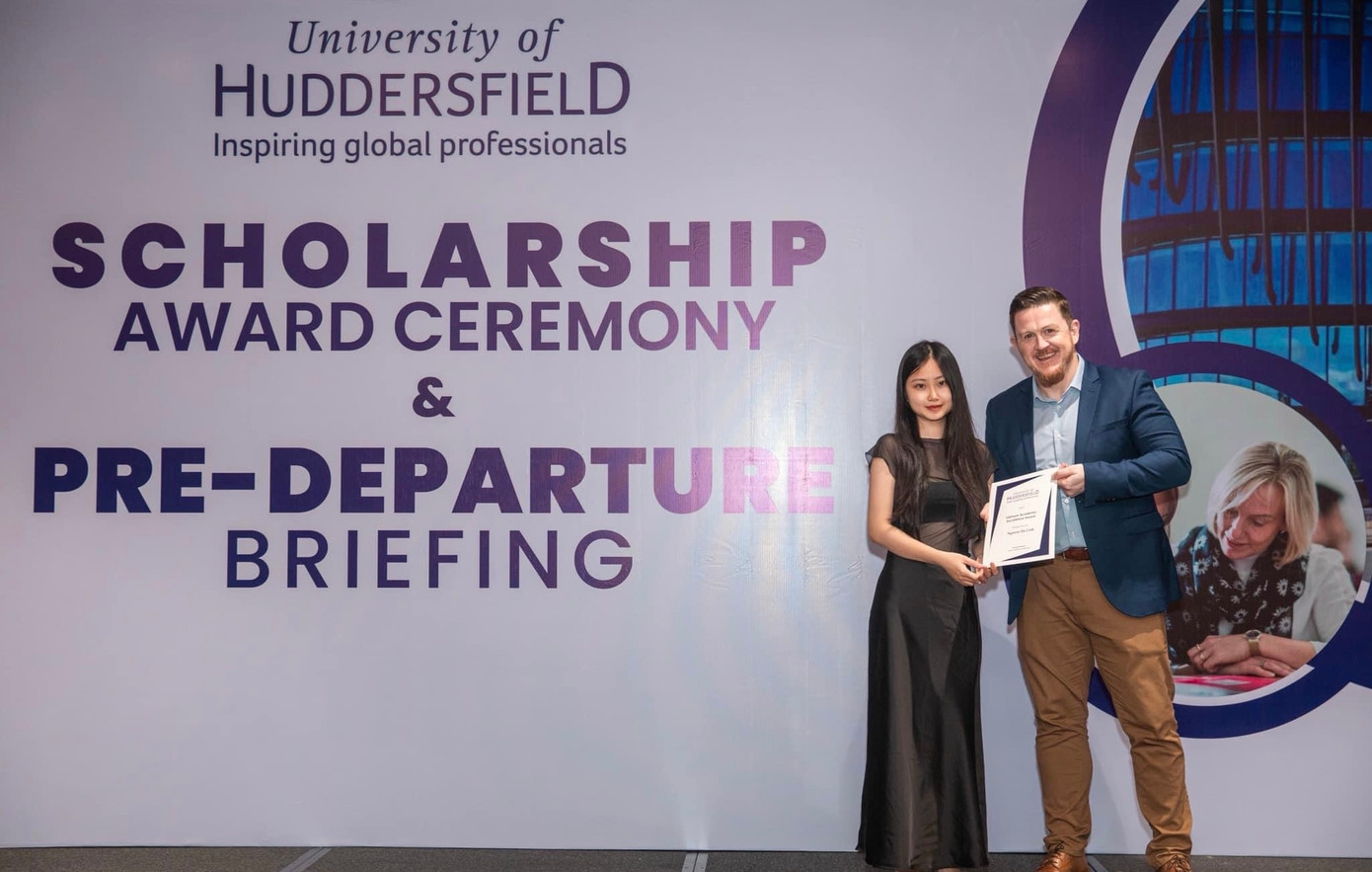 Hà Linh nhận học bổng 50% từ University of Huddersfield. Hà Linh nhận học bổng 50% từ University of Huddersfield.