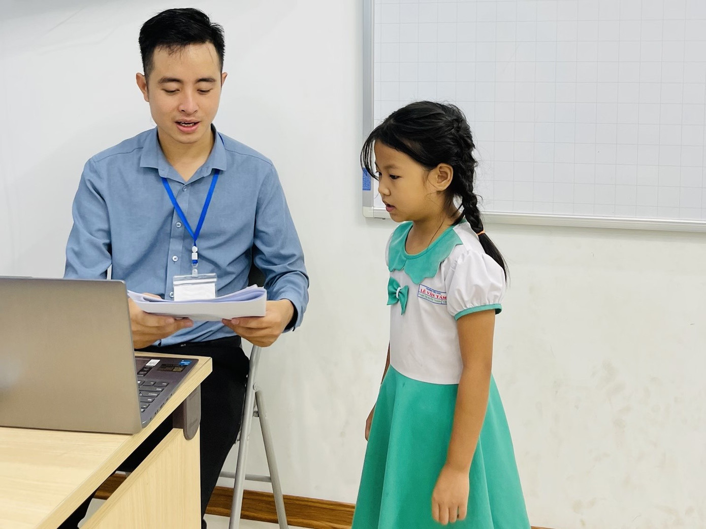 Thầy giáo Dương Quốc Bảo say sưa dạy học.