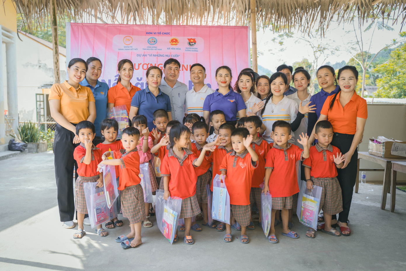 Hoài Thương tham gia dự án "Vì những nụ cười" tại bản Xốp Kha xã Yên Hòa huyện Tương Dương, tỉnh Nghệ An năm 2024.