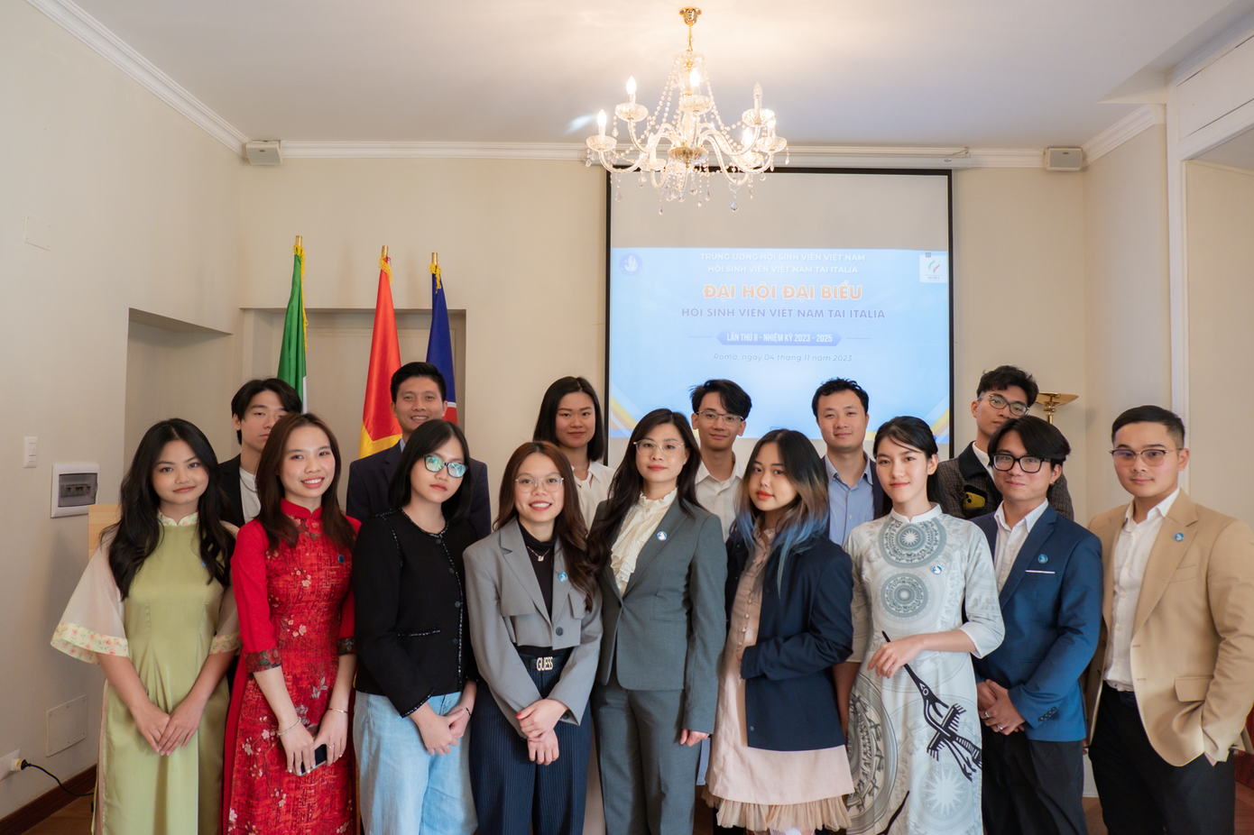 Hiền Thảo cùng Ban Chấp hành Hội Sinh viên Việt Nam tại Ý.