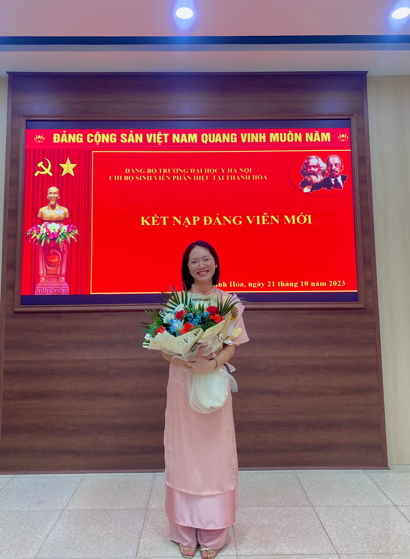 Nguyệt được kết nạp vào hàng ngũ của Đảng Cộng sản Việt Nam tại Trường Đại học Y Hà Nội. Nguyệt được kết nạp vào hàng ngũ của Đảng Cộng sản Việt Nam tại Trường Đại học Y Hà Nội.