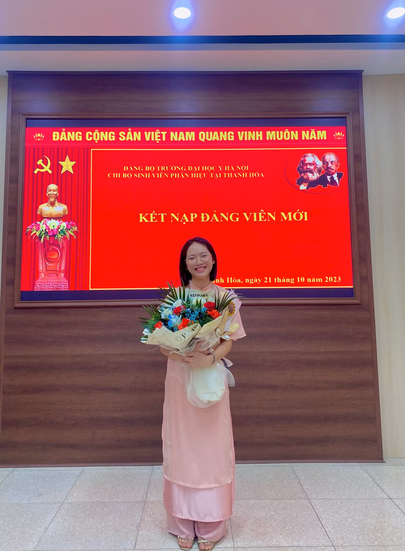 Nguyệt được kết nạp vào hàng ngũ của Đảng Cộng sản Việt Nam tại Trường Đại học Y Hà Nội. Nguyệt được kết nạp vào hàng ngũ của Đảng Cộng sản Việt Nam tại Trường Đại học Y Hà Nội.
